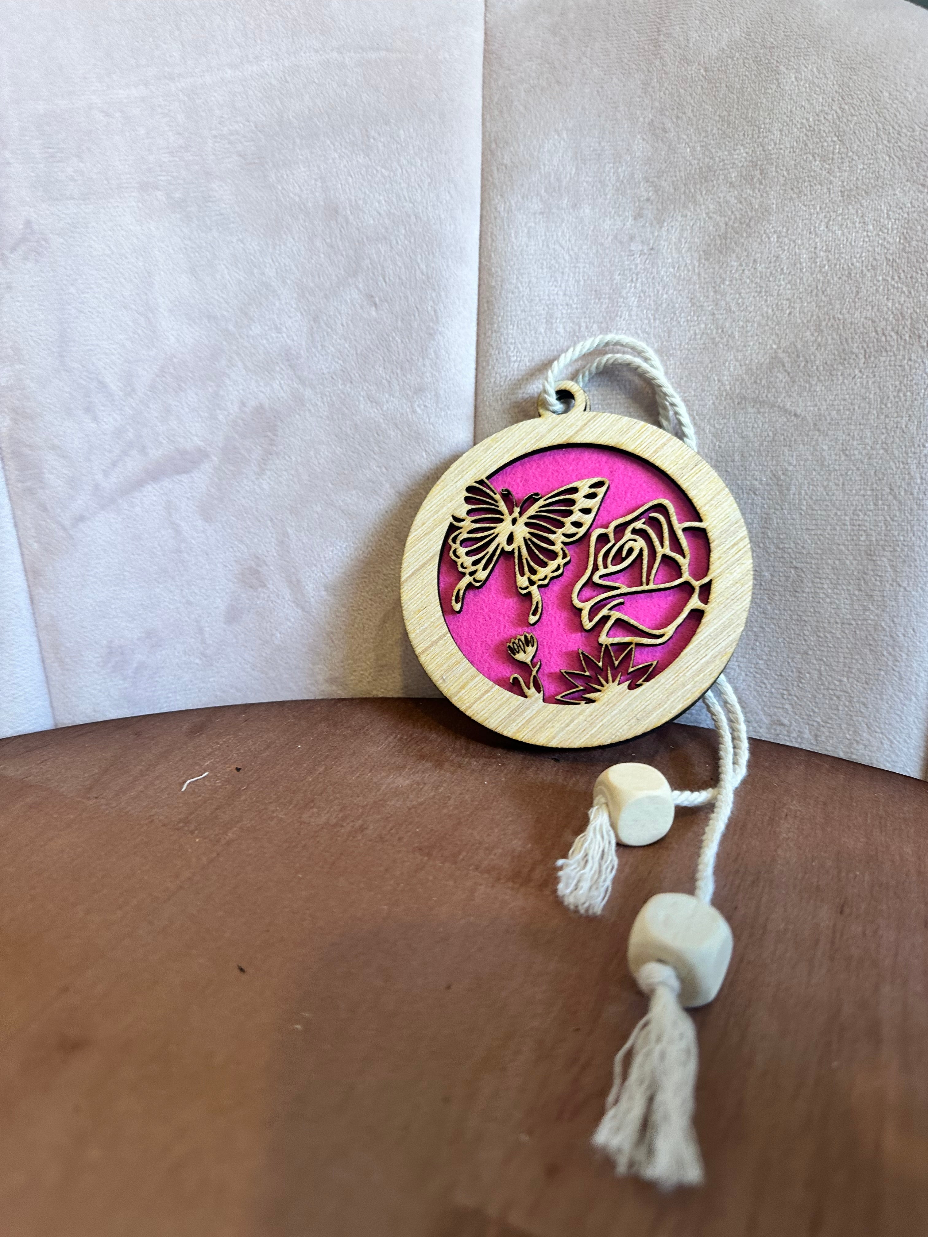 Diffuseur de parfum en bois – rose et papillon – 9 cm –