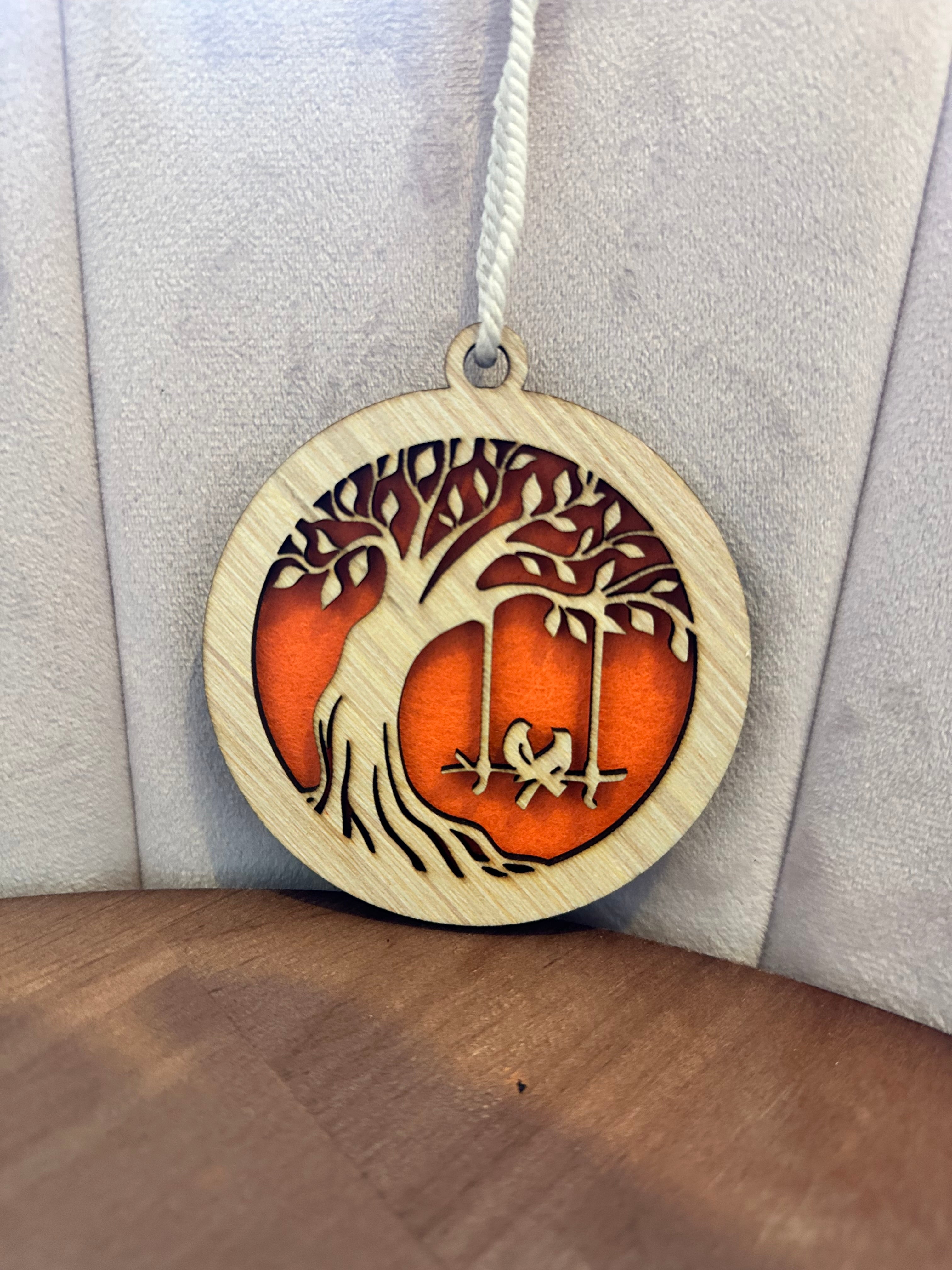 Diffuseur de parfum en bois – Arbre & balançoire – Fait main – 9 cm