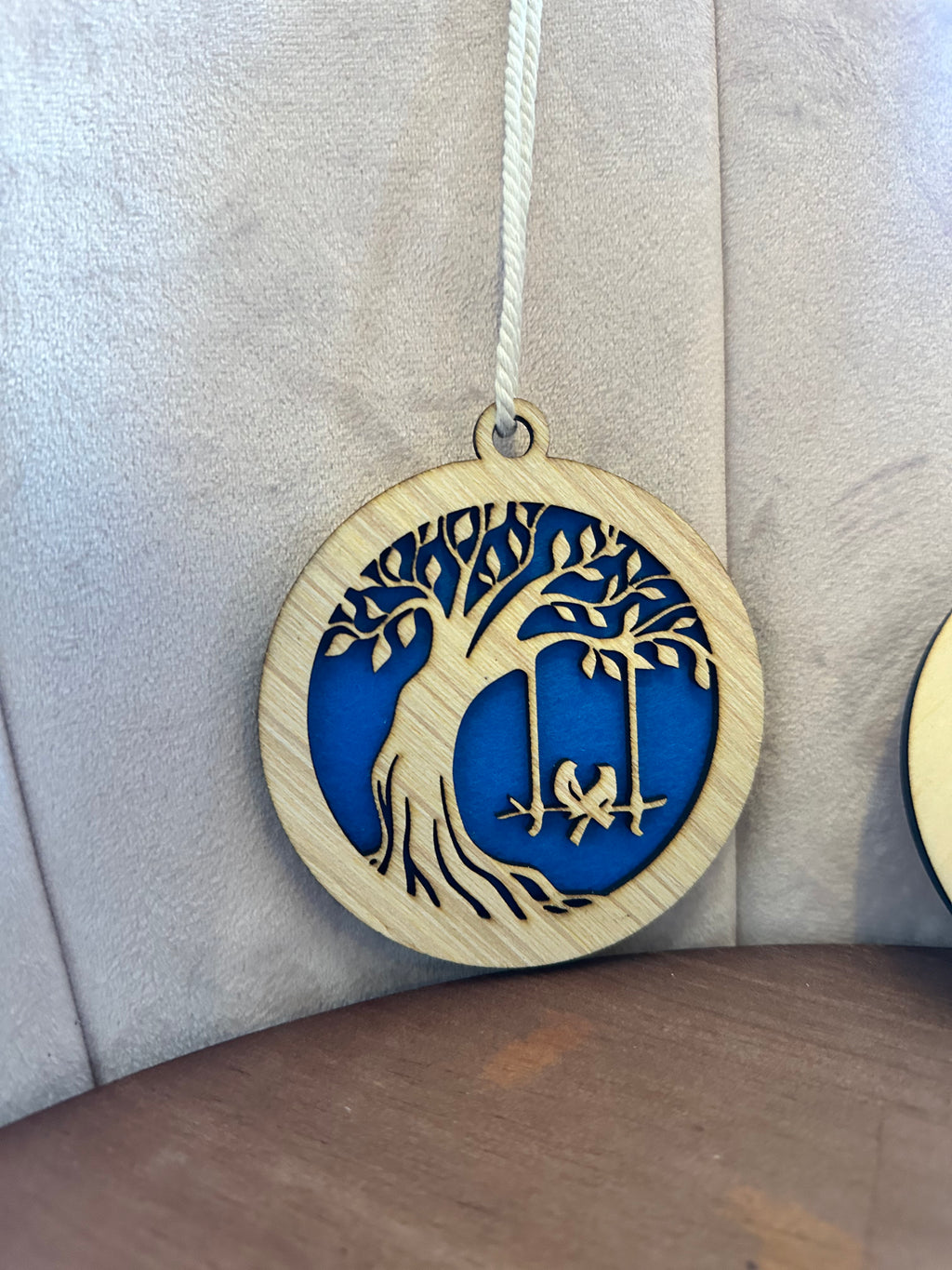 Diffuseur de parfum en bois – Arbre & balançoire – Fait main – 9 cm