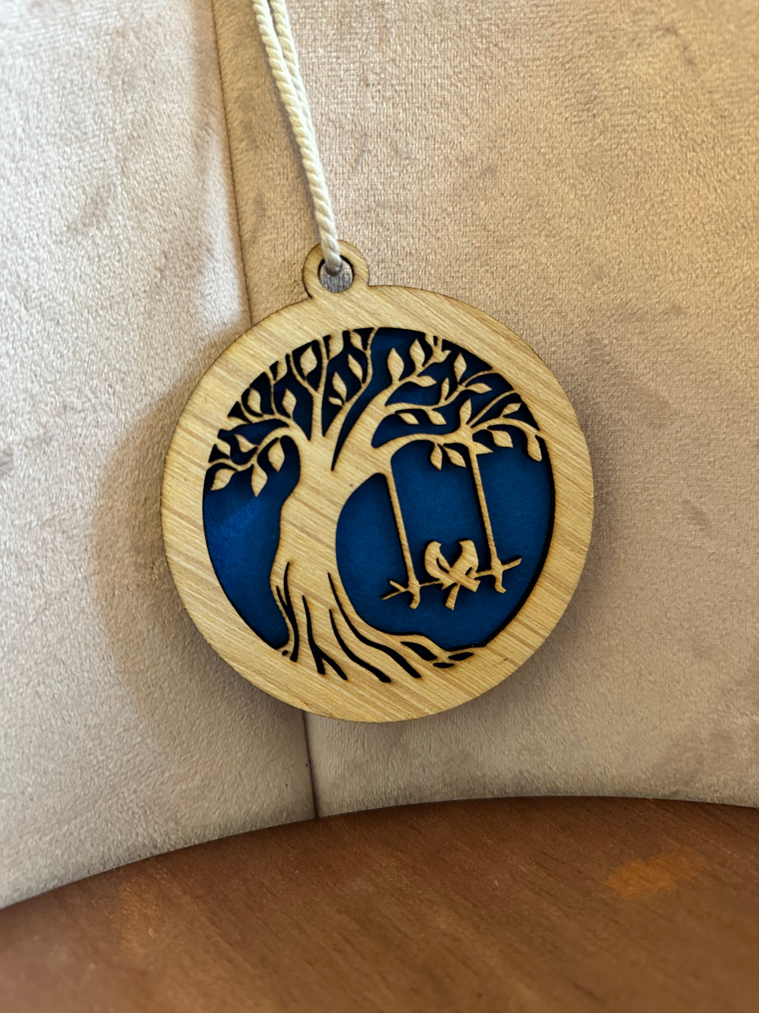 Diffuseur de parfum en bois – Arbre & balançoire – Fait main – 9 cm