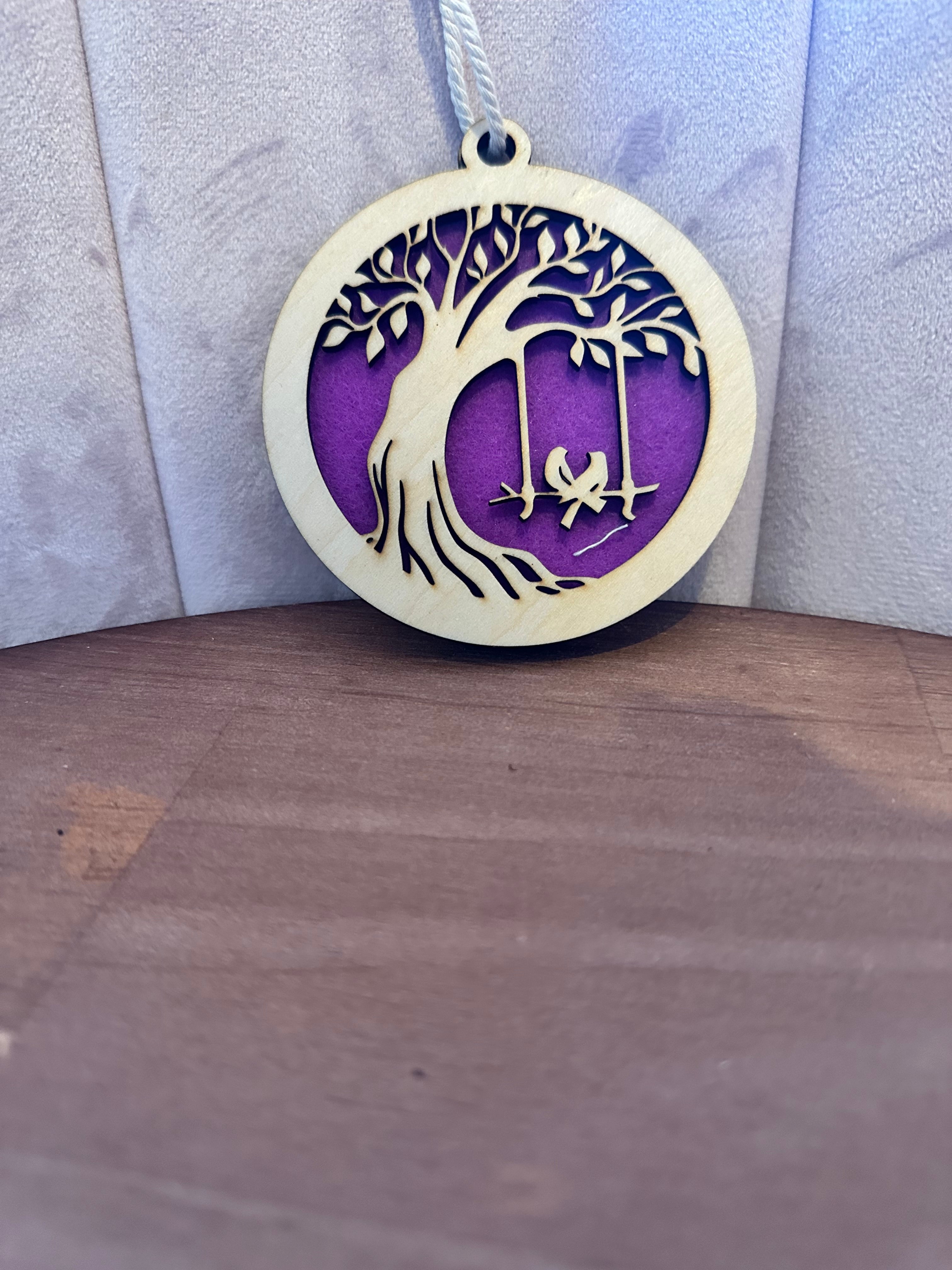 Diffuseur de parfum en bois – Arbre & balançoire – Fait main – 9 cm